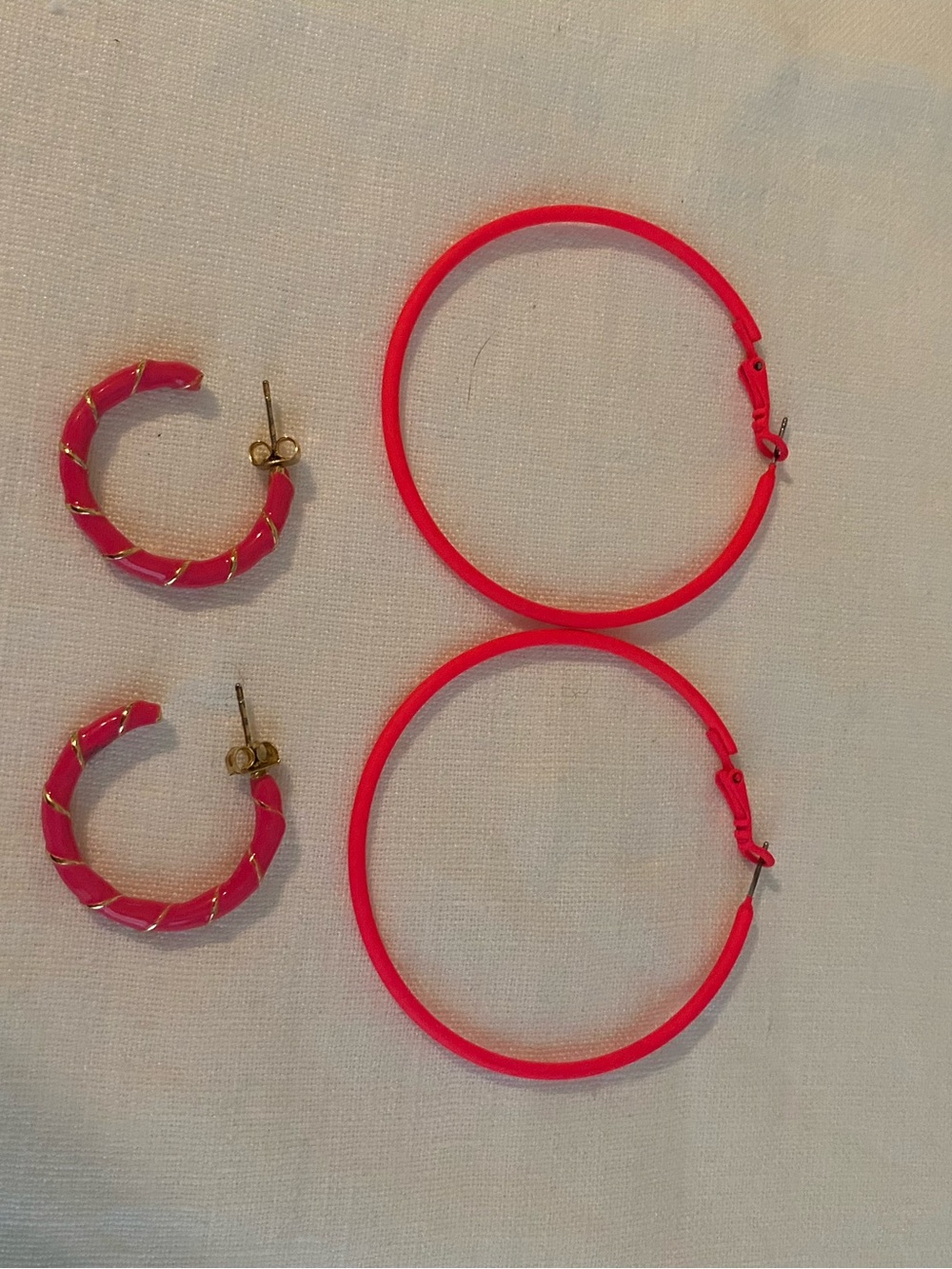 Set of 2 neon pink earrings
